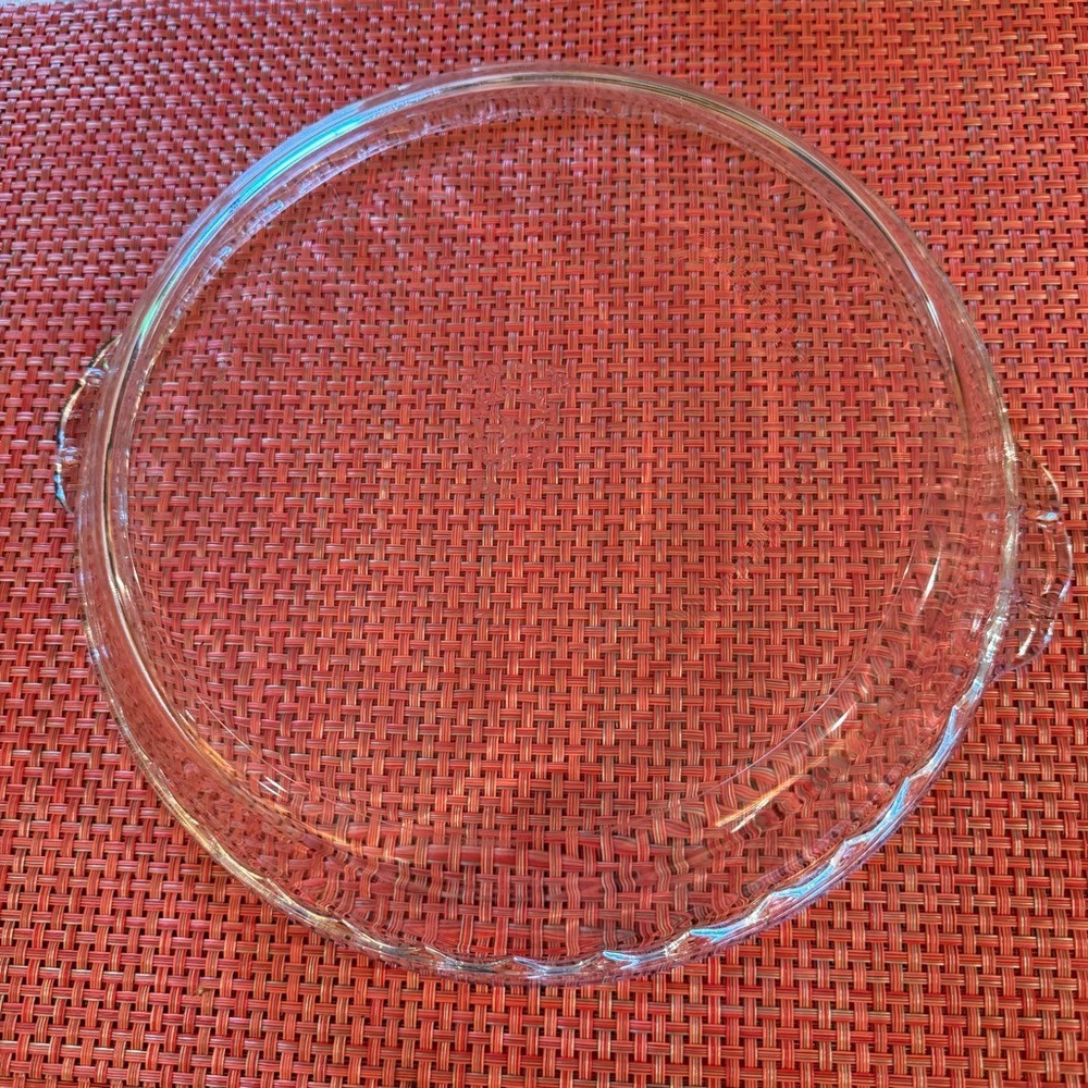 PYREX.‎ Vintage, 10 inch pie dish. Deep dish, Scalloped trim. Clear.
